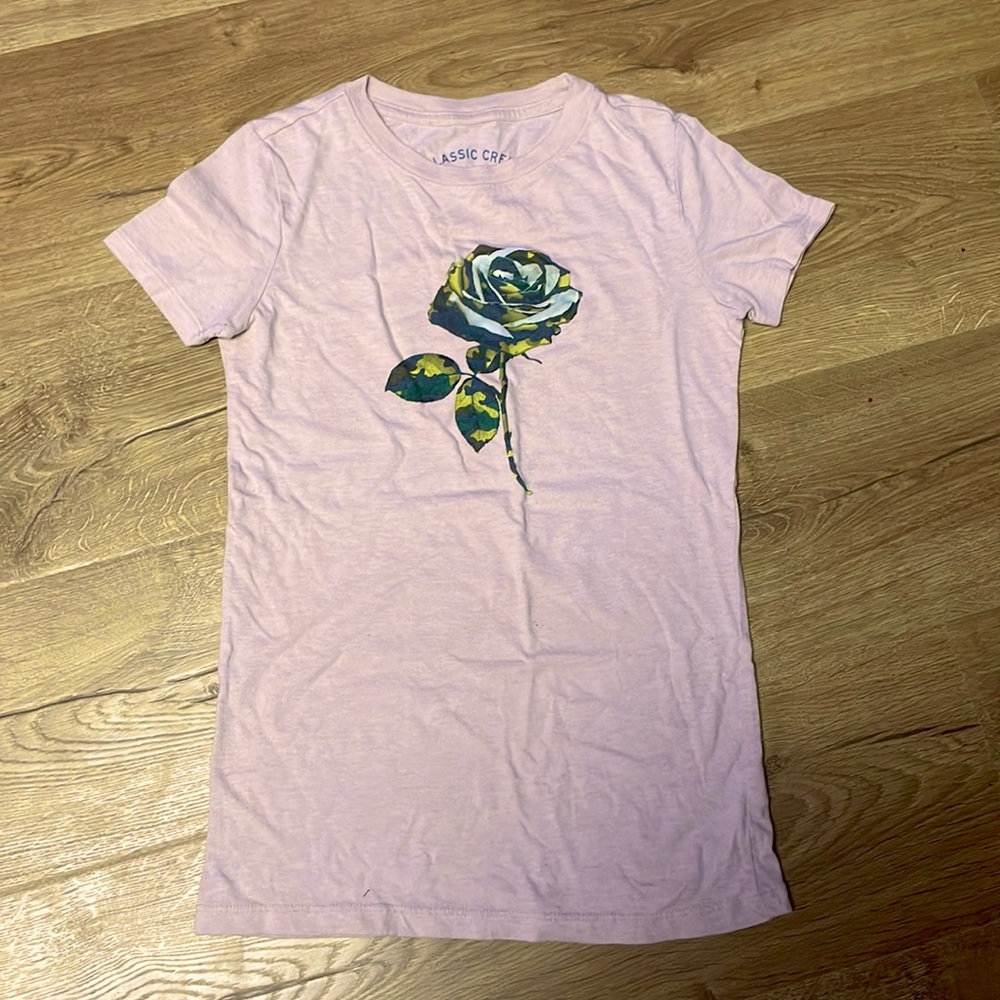 Pink AÉROPOSTALE T-shirt with camouflage colored rose